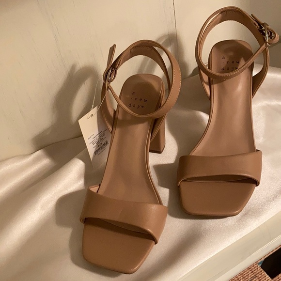 a new day Shoes - Stylish tan sandals with 31/2” heels, size 81/2 W